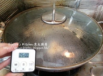 step2: 迷你炸魚蛋放入滾水內蓋上蓋出水5分鐘