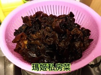 step3: 洗乾淨👉🏻剪去雲耳硬既位置👉🏻用筲箕鯨乾水份