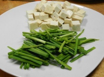 step3: 豆腐切丁，韭菜切段
