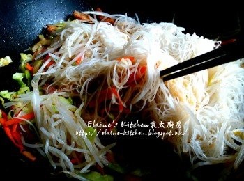 step8: 蓋上蓋用慢火煮5分鐘至軟身 , 再加入米粉 , 銀芽 , 少許鹽及上湯拌勻