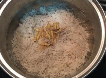 step1: 處理<span class="group_1">食材</span>前，先將1杯米洗淨後，與薑絲一起煮成粥，先加5杯水煮開後再加5杯水熬成粥。