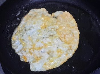 step2: 熱鍋下油，先煎蛋餅，然後切成小塊備用