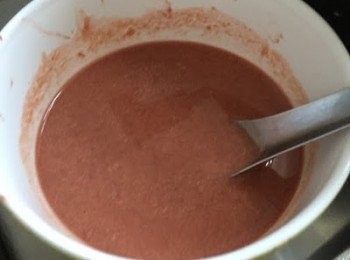 step3: 加入半碗溫水壓碎至液體狀備用