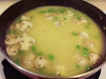 step5: 先放入濃湯塊攪拌均勻煮至濃稠狀後 放入蘑菇 紅蘿蔔 毛豆仁