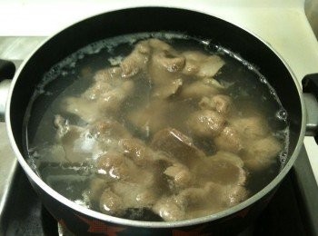 step6: 待肉片浮起（代表肉已經熟了），就可撈起囉。