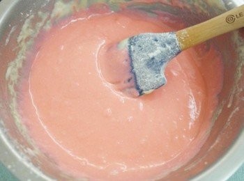 step4: 加入些許紅色色素或草莓粉充分拌勻。