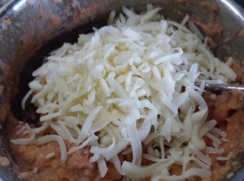 step2: 加入Mozzarella芝士，拌勻後放入焗盆中。
