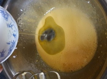 step6: 蛋黃加入砂糖，用打過蛋白的打蛋器打到淡色，再倒入葵花籽油打均勻