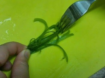 step1: 先將葱去皮去根洗净，用廚房紙吸乾葱上的水份並用义子义開蔥段