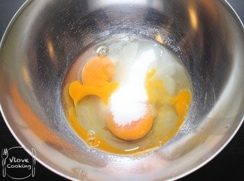 step2: 雞蛋及糖倒入大碗內略略拌均