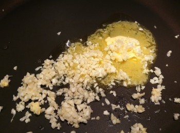 step8: 用少許橄欖油和牛油爆香蒜蓉。