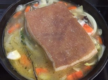 step6: 翌日，從雪櫃取出豬腩肉，再鬆針。切好洋蔥和紅蘿蔔、蒜頭。先用橄欖油起鑊，炒洋蔥和紅蘿蔔五分鐘，然後加入蒜頭。加白酒煮沸，直到酒精蒸發。加入豬腩肉、百里香、八角、茴香籽、豆蔻。再加雞湯浸滿至豬皮之下，但不要蓋過豬皮。湯加鹽，黑胡椒調味。