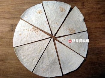 step1: 墨西哥薄餅皮切成8等份。