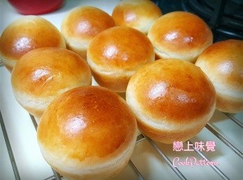 step7: 麵包放涼後，在中間切開為兩份備用。