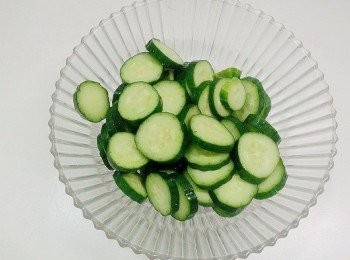 step1: 小黃瓜洗淨切成約1.5公分厚片,日曬2天