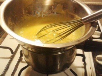 step1: 先將蛋，蛋黃，糖及檸檬汁拌勻在碗內，用隔水加熱煮蛋漿至160度F，約10分鐘