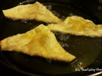 step3: 大火熱油，轉中火，先放蝦的部分在熱油上以確保蝦全熟