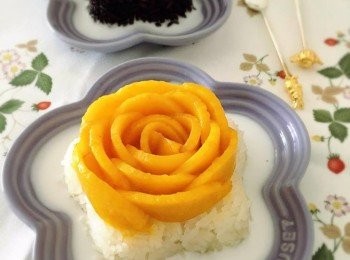 step7: 最後糯米飯放上芒果粒、椰漿便可享用