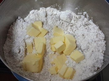 step2: 另一個碗內，放入麵粉，黑糖及凍牛油（切粒）