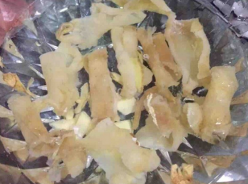 step2: 鍋裡放入薑片，水煮開后放入花膠飛水后撈起，紅棗去核。