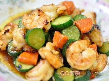 step8: 一道色香味的醬燒蝦仁黃瓜片料理完成囉~