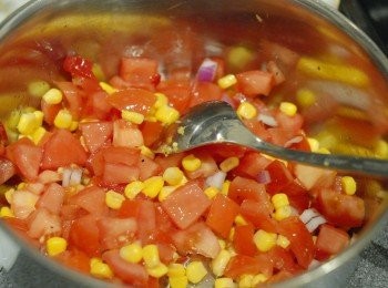 step2: 將蕃茄及粟米拌勻，下少許鹽及黑胡椒粉調味