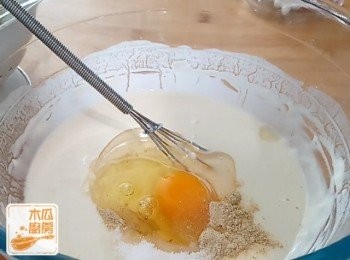 step1: 蔥花和菜脯洗乾淨抹乾，切碎，備用 ； 粉類和水混合至沒有粉粒，加入<span class="group_2">調味</span>料、橄欖油和雞蛋拌勻