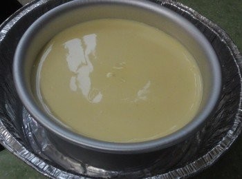 step5: 將麵糊倒入模具內(如用活動底模具需用錫紙包好或用錫紙器皿盛戴)，然後再放進已注入半滿熱水的焗盤內，用180℃(已預熱)焗約50分鐘。(可用竹籤插入蛋糕中央，如沒有粉漿黏著，表示蛋糕已熟透)