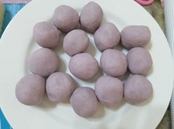 step1: 芋泥1.芋頭削皮取500g切成塊狀或片狀電鍋外放一杯水蒸20分鐘.2.蒸到用竹籤可以輕易戳入的程度就是好了.3.趁熱用叉子壓成泥狀4.依序將所有材料加入拌合均勻即可(也可直接用料理機加其餘材料打成泥狀) 5.放涼就可以使用