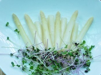 step6: 接著將白蘆筍與綜合豆苗菜擺盤