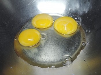 step1: 全蛋一個，蛋黃兩個打勻，喜歡蛋味重的，蛋黃可以再增加一個