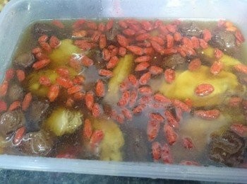 step4: 把<a href="https://bit.ly/3zHU5V3" target="_blank" data-keyword="雞翼" class="guide-link"><strong>雞翼</strong></a> <span style="display:inline-block;vertical-align:middle;margin-top:-3px;color:initial;border-radius:3px;padding:2px 3px;font-size:12px;line-height:14px;background:#87d300;color:#fff;">即買</span> 取出放到冰水了浸泡15-20分鐘, 用篩瀝乾一下水份或用紙吸乾水份, 然後放入剛準備好的調料中。
<br><br>
YummyMammy小小TIPs: <br>
1. 調料一定要蓋過所有<a href="https://bit.ly/3zHU5V3" target="_blank" data-keyword="雞翼" class="guide-link"><strong>雞翼</strong></a> <span style="display:inline-block;vertical-align:middle;margin-top:-3px;color:initial;border-radius:3px;padding:2px 3px;font-size:12px;line-height:14px;background:#87d300;color:#fff;">即買</span> 。
2. 這個在日本城購買1.25??(唔記得咩容量單位)的密實盒整48隻<a href="https://bit.ly/3zHU5V3" target="_blank" data-keyword="雞翼" class="guide-link"><strong>雞翼</strong></a> <span style="display:inline-block;vertical-align:middle;margin-top:-3px;color:initial;border-radius:3px;padding:2px 3px;font-size:12px;line-height:14px;background:#87d300;color:#fff;">即買</span> 就剛剛好。