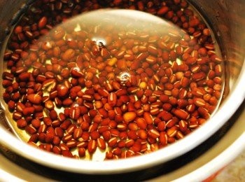 step2: 紅豆加入200c.c.水至電鍋內鍋，外鍋1量米杯水蒸煮，開關跳起後再悶十分鐘