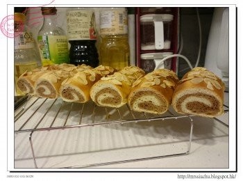 step9: 麵包放涼後, 切去麵包頭尾各1cm, 灑上防潮糖霜。