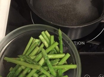 step1: 滾水放鹽灼小蘆筍，變翠綠即撈起，切半，