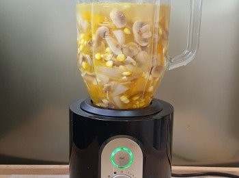 step7: 將南瓜湯放入Braun攪拌機內。