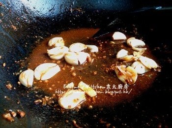 step7: 蒜頭放入鑊中炒香