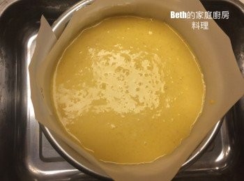 step7: 準備一張長方形錫箔紙鋪在一體成型的原型烤模，直徑15公分，要超過烤模高度以方便脫模用。
再裁減烘培紙鋪在烤模底部以及周圍。
倒入蛋糕糊。

將圓形烤模放在比烤模大的烤盤中，加溫水至圓形烤模1/3處，以170度烤45-50分鐘
