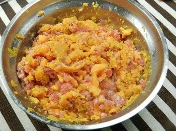 step4: 拌入薑末、絞肉與少許的鹽