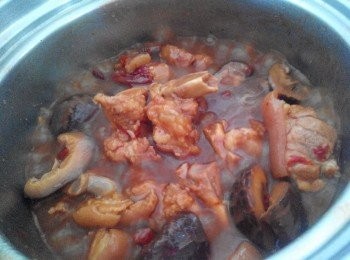 step3: 3.倒入水（盖过猪脚）和其它材料，大火都滚，关中小火煮30分钟，直接拿起放进（熄火再煮锅）外锅  “焖煮”两个钟，即可享用～