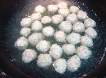 step3: 煮ㄧ鍋80-85度的熱水,用虎口推擠出肉漿,入水中來泡煮貢丸,約泡煮到7,8分熟就可泡到冰水中,撈起後放入保鮮盒可冷凍ㄧ個月！當然現煮現吃更好了！