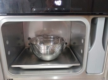 step5: 麵團放在掃油的鋼盤內， 用保鮮紙蓋好再放入蒸爐40度發酵45分鐘至倍大（也可放在室溫或未開的焗爐內發酵， 但時間要視乎氣溫）