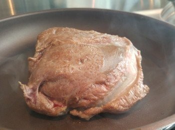 step2: 先用白鑊煎一煎牛臉頰表面備用。