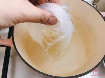 step7: 待滾起後加入雜菜和粉絲，最後才加入櫻花蝦，煲多一陣便完成