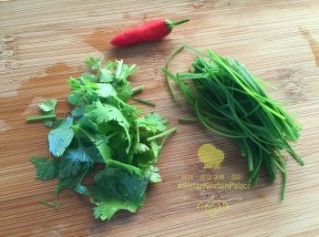 step3: 蔥同辣椒分別切幼絲，備用