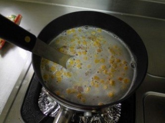 step6: 接著加玉米、雞絞肉、雞蛋加熱至滾，勾芡後轉小火。(因為要放入麵包，芡汁要濃稠些)