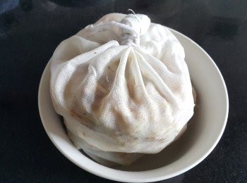 step6: 用薑片將紅衫魚煎香，放涼後再放入魚袋