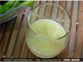 step7: 取一玻璃杯，分別先倒入果糖與檸檬汁，果糖部分也可用蜂蜜取代。