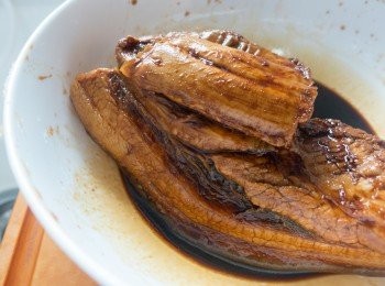 step3: 出水後，等佢無咁熱就可以醃舊嘢嘞。因為豬皮厚，好難入味，要先用牙簽或叉起勢係豬皮篤窿。