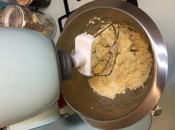 step2: 已搓好粉類加牛奶再搓成粉團（不要搓太耐）。